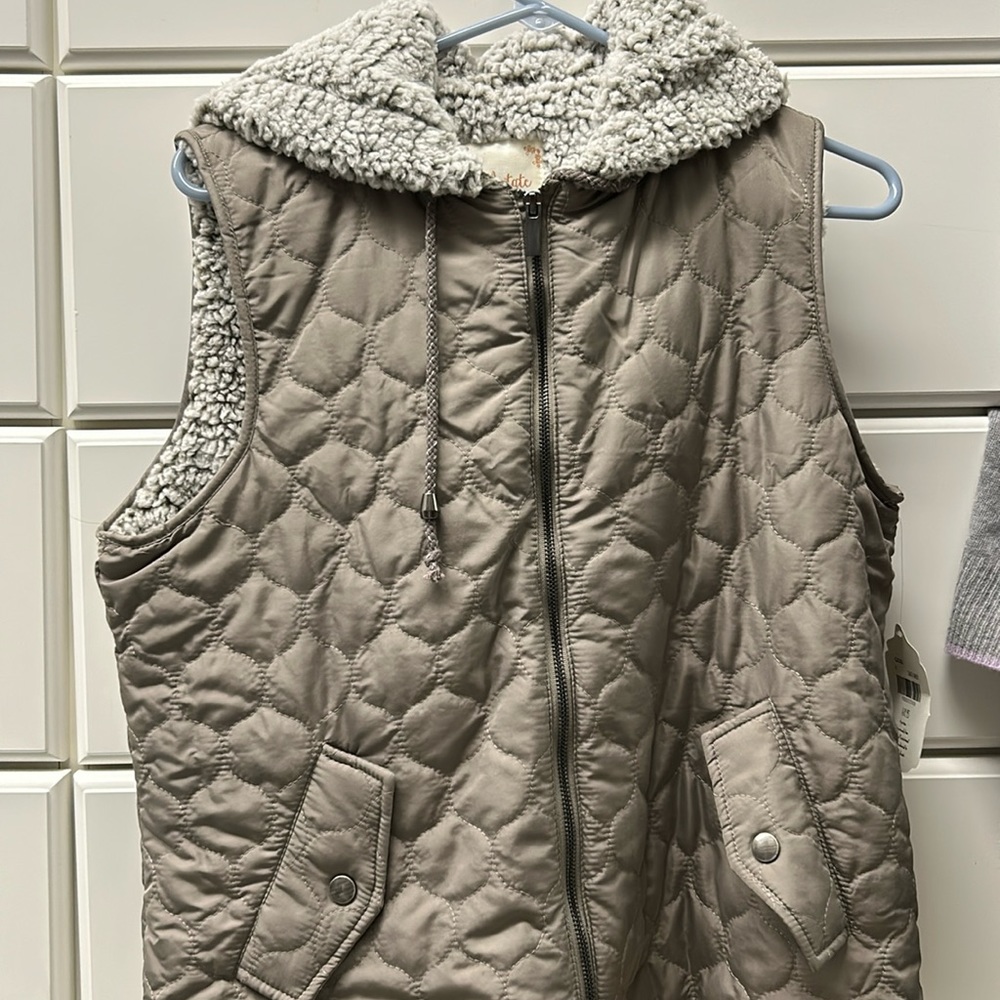 Altered state zip up vest. Size M.